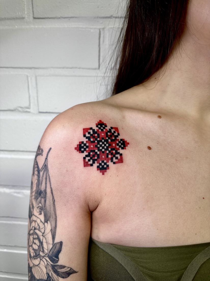 Ornament on the shoulder